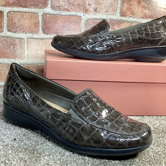 Clarks Shoes - Clarks Gael Angora women’s loafers size 8 Wide